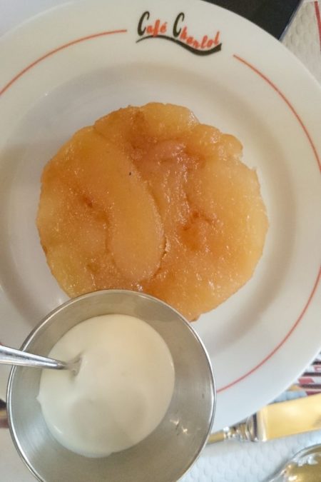 Tarta Tatin podana z kwasna śmietaną. Musicie tak spróbować, po prostu cudowne połączenie