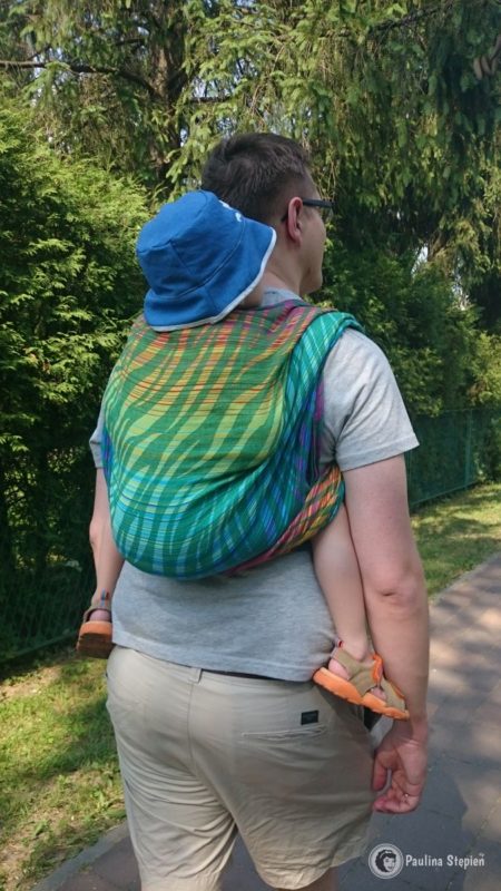 A tutaj już trzylatek w chuście z lnem