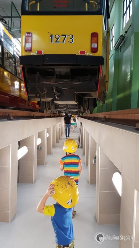 Możliwość podziwiania tramwaju od dołu