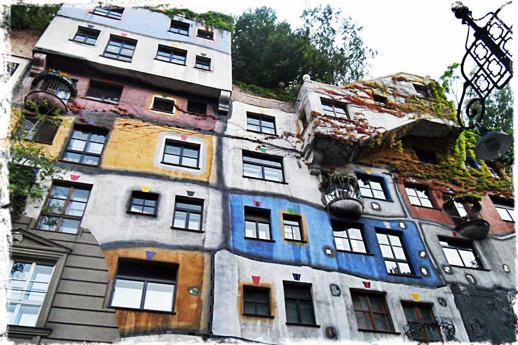 kolorowe domki zaprojektowane przez Hundertwassera