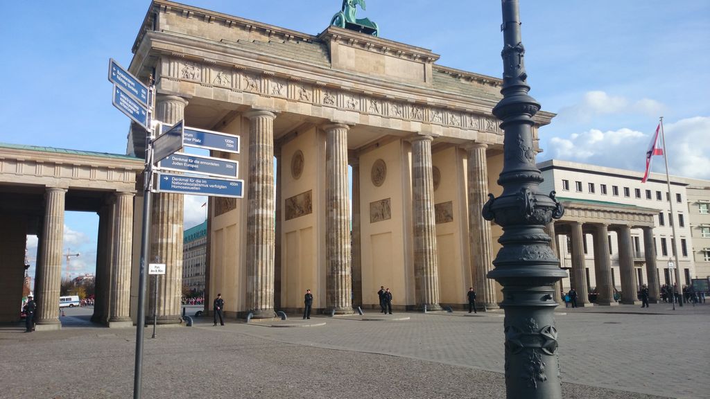 Doszliśmy pod Bramę Brandenburską i... jak doszliśmy to ją odgrodzili. Haha. Plus jest taki, że mam dla Was fotkę bez tłumów, a minus, że sami mamy swoje z większej odległości :)