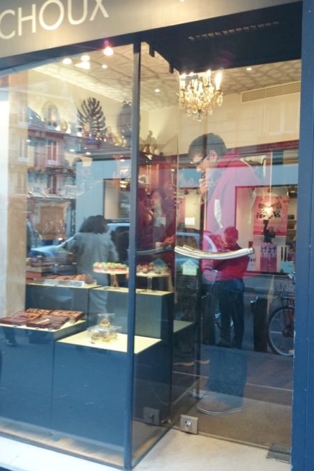 Michał wybiera a jak zwrócicie uwagę to w środku widać kolejne cuda z czekolady, jakieś pióropusze, szable...