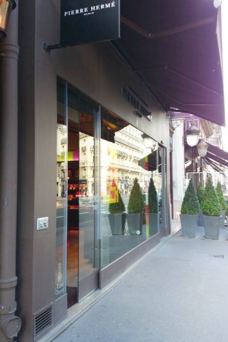 Butik Herme z zewnątrz wygląda, jak normalny sklep i próżno szukać na wystawie słodkości, dopiero, jak wejdzie się do środka :)