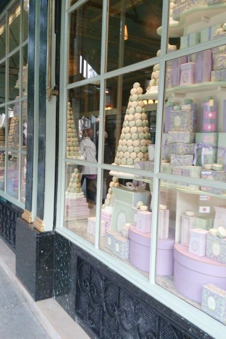 Za to wystawa Laduree już daleka przyciąga oko. Wygląda, jak sklep z cudownymi prezentami a to w wiekszości cuda z makaroników