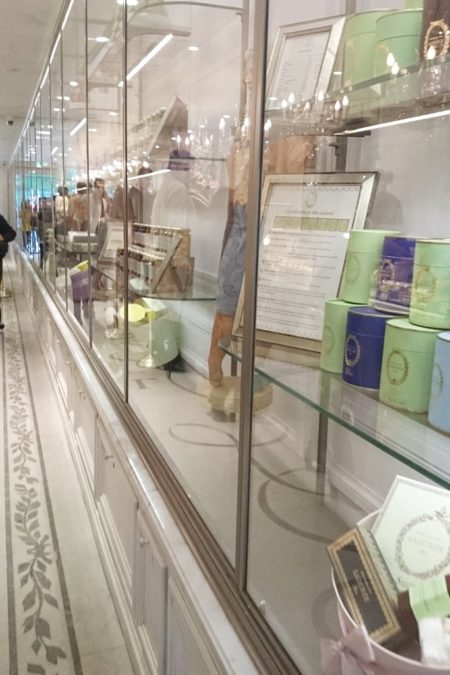 W Laduree też mozna kupić przetwory, są też różne pudełka okolicznościowe na macarons