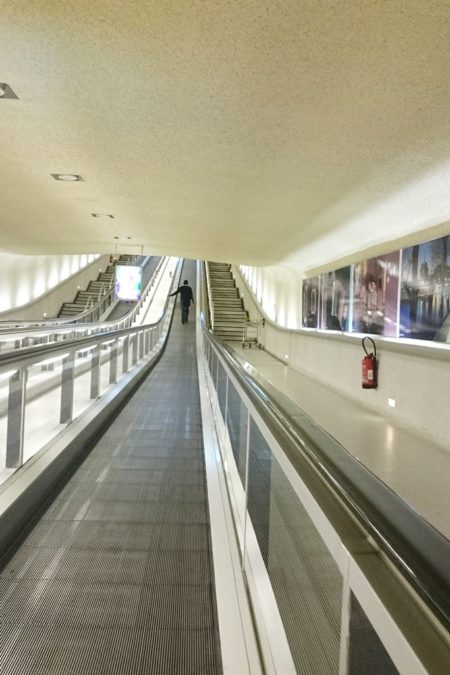 Wszędzie są też (Termina 1) wygodne tuby z taśmami, więc bez problemu można z wózkiem się poruszać