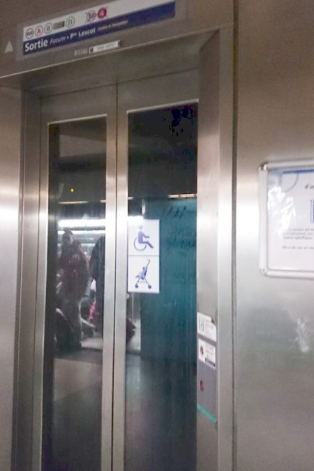 Windy bywają w metrze jednak jest ich naprawdę niewiele, niekiedy na stacji przesiadkowej tylko dwie linie są połączon windą a trzecia już nie, więc nawet sugerowanie się mapą, że jest wejście dostosowane nie jest w pełni trafione.