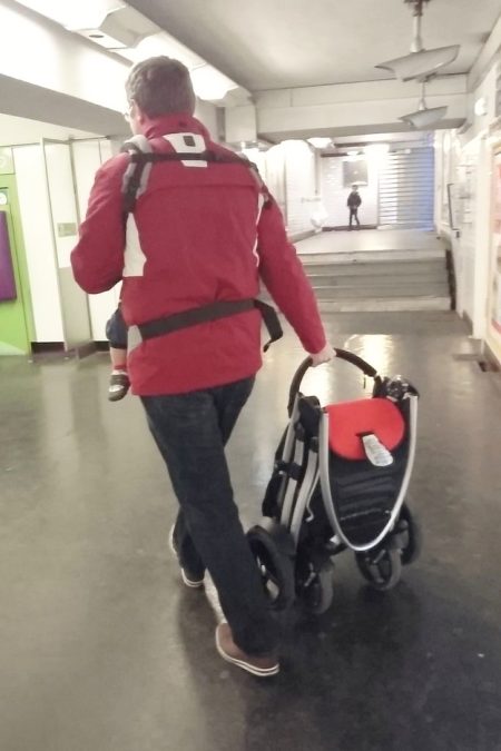 Nosidło i składany (najlepiej niewielki - mniejszy niż nasz) wózek to połowa sukcesu :)