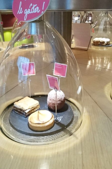 W Patisserie des Reves ciastka stoją pod szklanymi kloszami