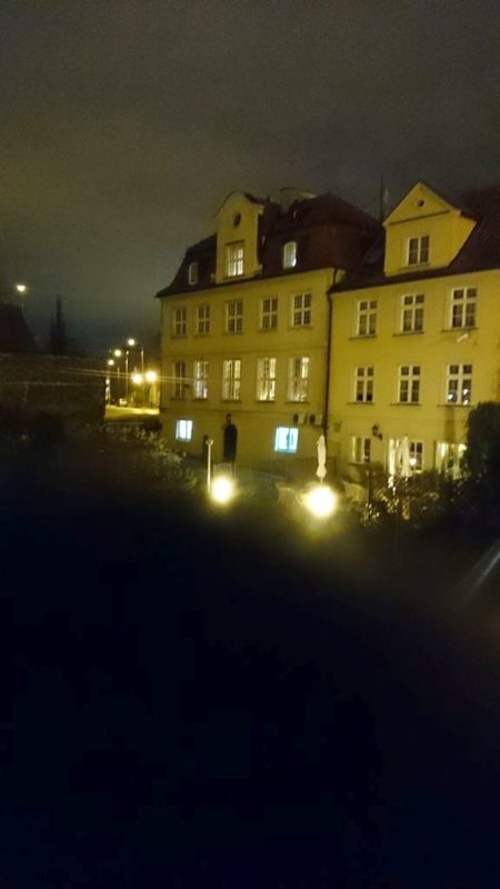 Widok na Gdańsk nocą, przyznam, że za każdym razem jestem pod wrażeniem zdjęć nocnych z komórki, bo pamiętam, że jeszcze parę lat temu mieliśmy zwykły aparat i robił paskudne, ziarniste zdjęcia nocą
