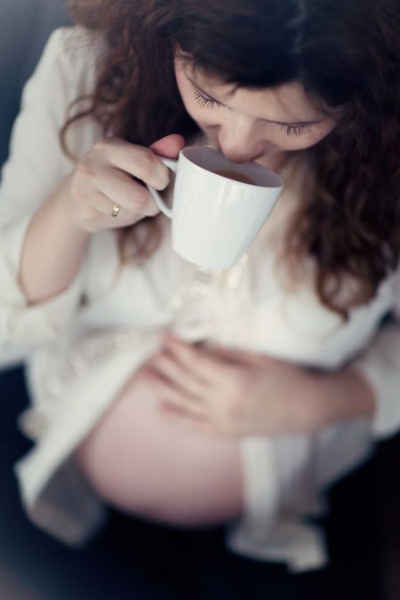 Intymnie to niekoniecznie znaczy negliż, dla mnie to takie uchwycenie chwili, takie ujęcie, które sprawia, że patrząc na zdjęcie mam wrażenie, że kogoś złapano na nim trochę ukradkiem i tak czuję się patrząc na to foto