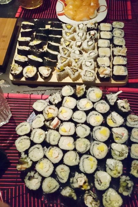 Sushi - różne rodzaje mój fawory to pieczony łosoś i mango :)