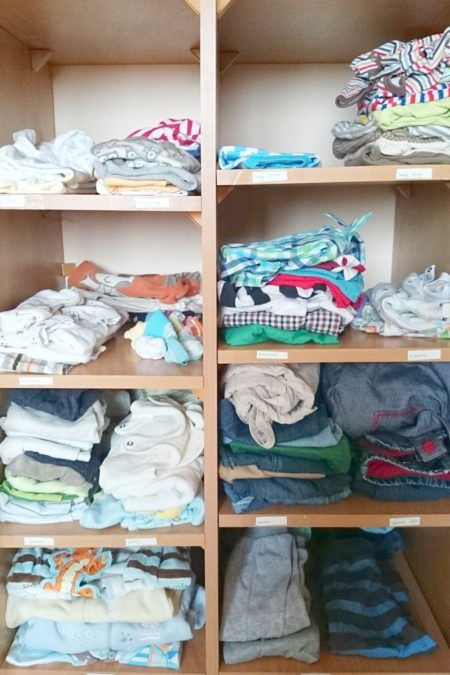 Szafa dzieci - każda kolumna dla jednego malucha :) Półki są niewielkie, ale mogę ułożyć tematycznie