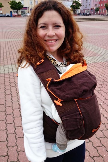 Łomża. Przystanek w drodze. To nosidło wypożyczone, zaletę miało dodatkową - kieszonkę na coś niewielkiego. Moje tego nie ma