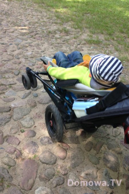 Jazda po bruku, kocich łbach? Serio super buja dziecko i nic nie czuć wertepów i na rękach i dziecko też nie podskakuje jak w twardych wózkach