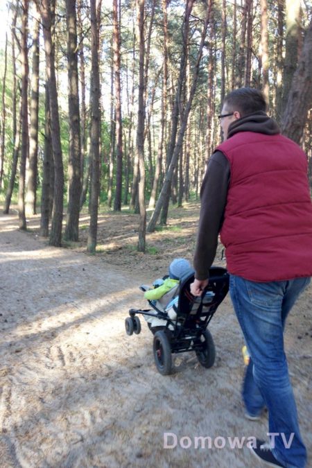 Wózek do zadań specjalnych, idealny na plażę, do lasu. Testowałam wiele wózków, ale ten sunie tak lekko, że to przyjemność. Tutaj w pozycji taczki na tylnych kołach - mega wygodnie