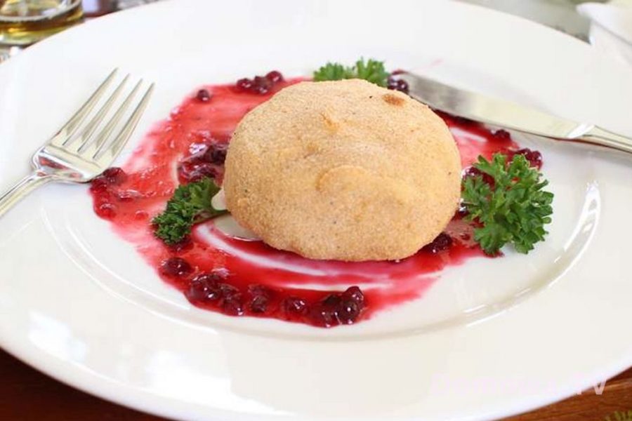 Jedzenie w Pradze – tutaj smażony hermelin z borówkami ok. 90 Kc