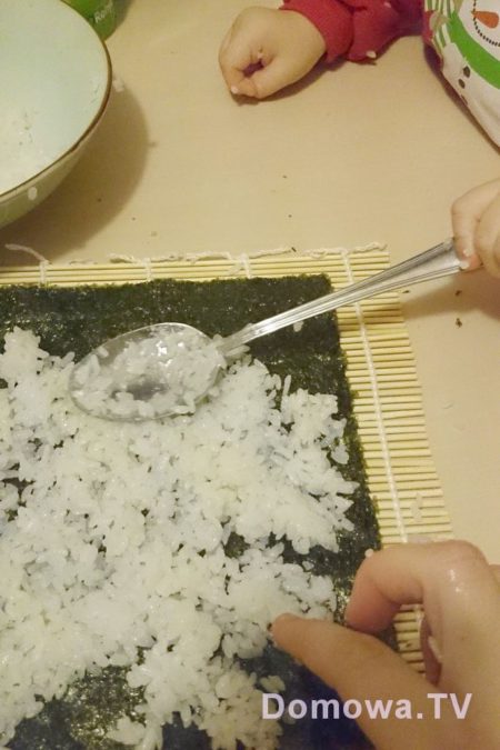 Dobrze, że tego nie widzą sushi masterzy :) łyżka!! sushi! :)