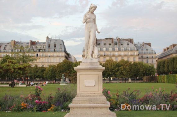 Paryż i rzeżby w parku