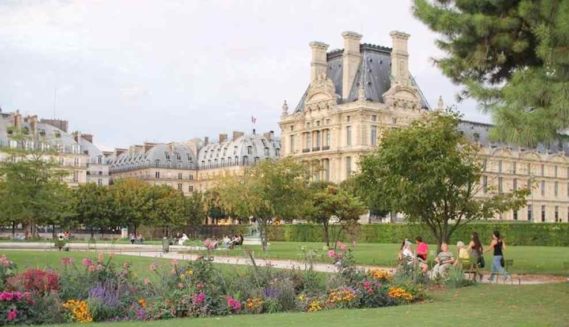 Paryż - park między Place de la Concorde a Luwrem