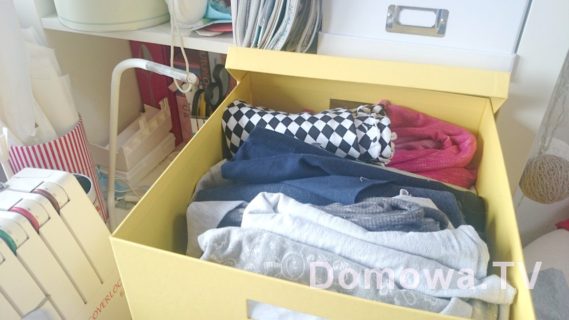 Wszystkie materiały trzymam w pudłach podzielone na rodzaje (dresówka, tkaniny, dzianiny na tshirty itd).