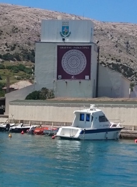 Zaraz obok mostu wielki napis z koronką w tle, potem muzeum soli