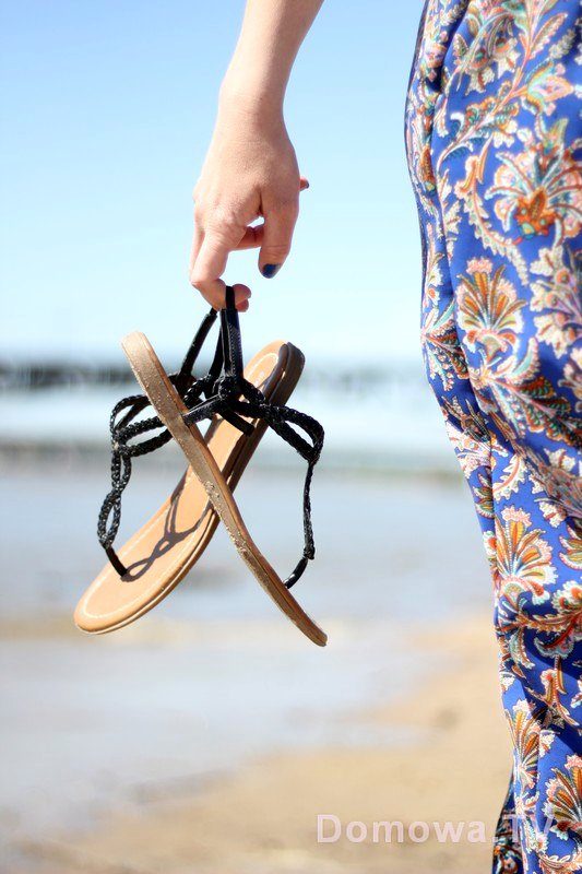Spodnie o dresowym kroju, sandałki - na plażę idealny zestaw na spacer