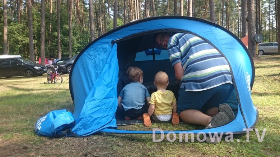 Dzieciaki pod namiotem