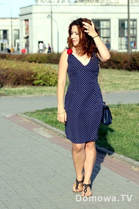 I moja retro w groszki, bardzo kobieca, bardzo letnia. Zdjęcie warszawskie, ale jakże upalne!
