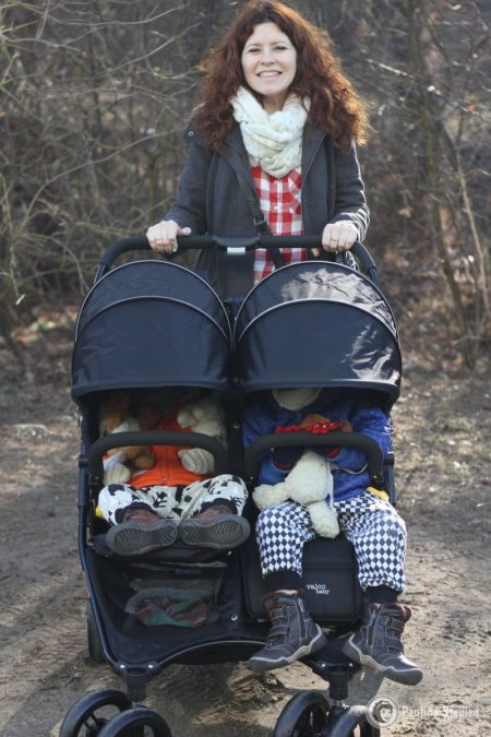 Wygodny do prowadzenia, w środku jest dwójka sporych dzieci, a mimo to się mieszczą :) 2 l i 3,5. Starszak już nie jeździ w wózku stąd podwójnie byłam zaskoczona, jak fajnie się mięści