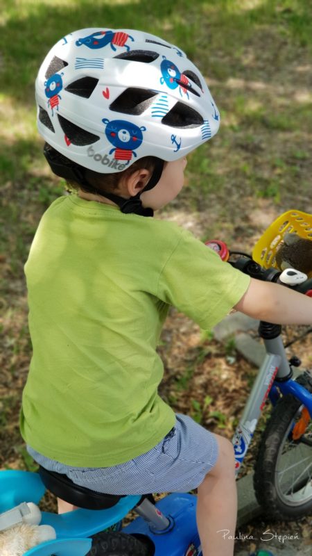 Kask dla dziecka, tutaj akurat Bobike Kids XS, dziecko ok. 4 letnie