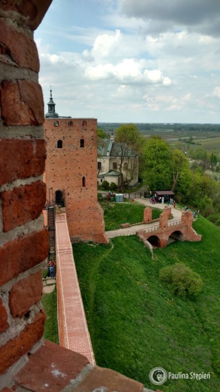Widok z wieży na most przy wejściu do zamku