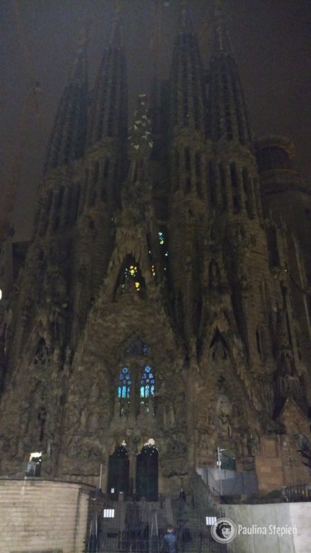 Barcelona Sagrada Familia - nocą wygląda trochę jak z horroru