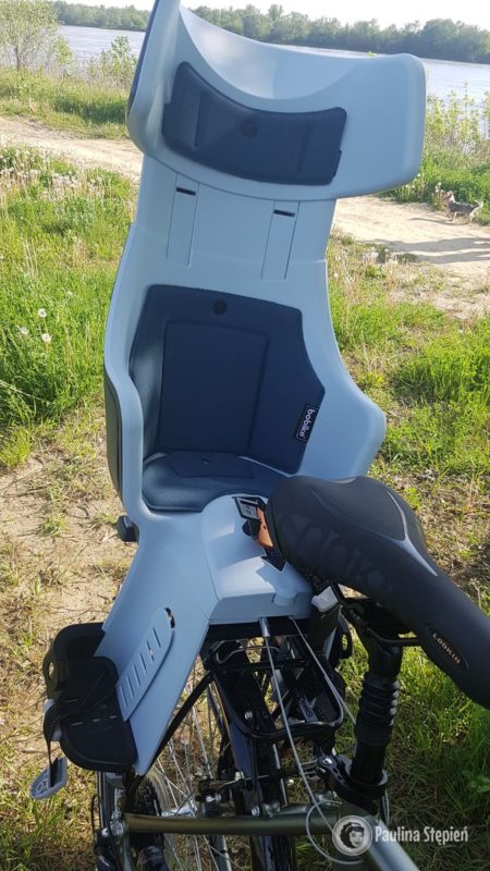 To jest fotelik Bobike Maxi Tour, ma podniesiony zagłówek, widzisz dziurki gdzie wpina się pasy