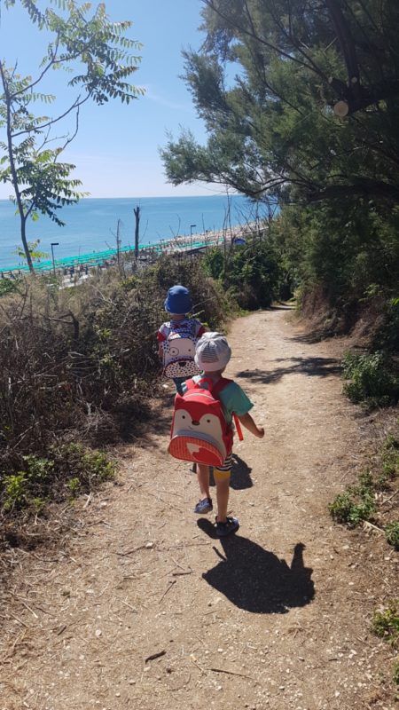 Dzieci w swoich plecakach noszą zabawki na plażę, co jest mega dobrym rozwiązaniem :)
