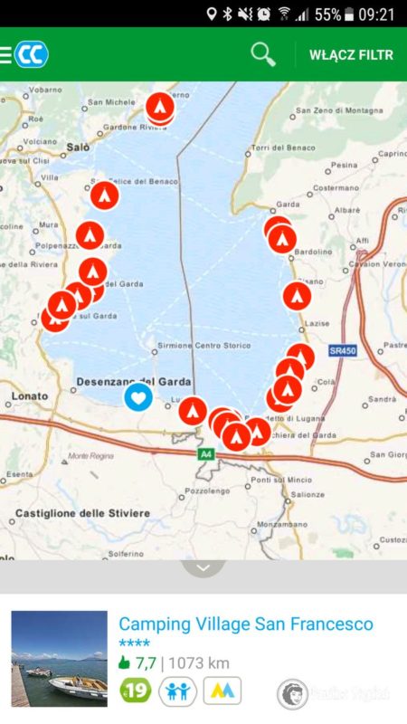 Aplikacja, na dole widzisz, że jak kliknęłam w konkretny kemping to pokazuje piktogramy i jest ten z dziećmi, o którym wspominam w tekście (dla nas takie były najbardziej interesujące, ale tylko raz w efekcie na takim byliśmy)