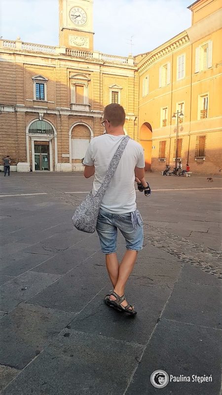 Tutaj widać tę torbę akurat podczas kręciołków z dziećmi, ale mam nadzieję, że widać jak jest pojemna :)