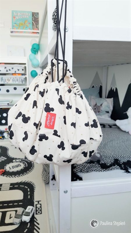 Tutaj też widać łóżko piętrowe, ale również Play&Go worek na klocki Disney Mickey Black, akurat tutaj są zwierzaki