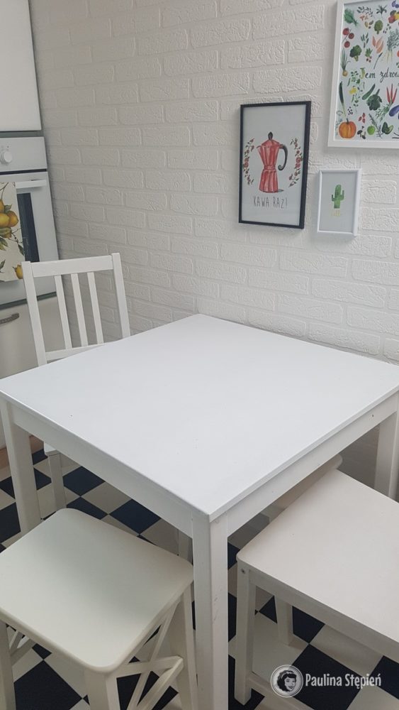 Biały stół, białe krzesła