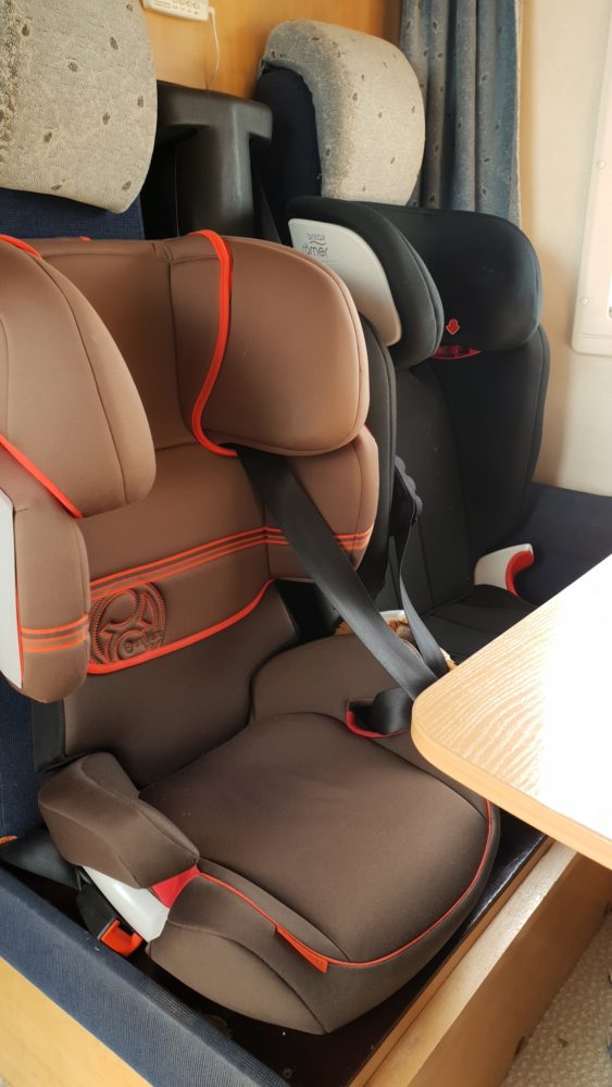 W tym roku obydwa foteliki to już przodem, więc sporo miejsca. Fajny Cybex solution X2 i britax romer xp sict