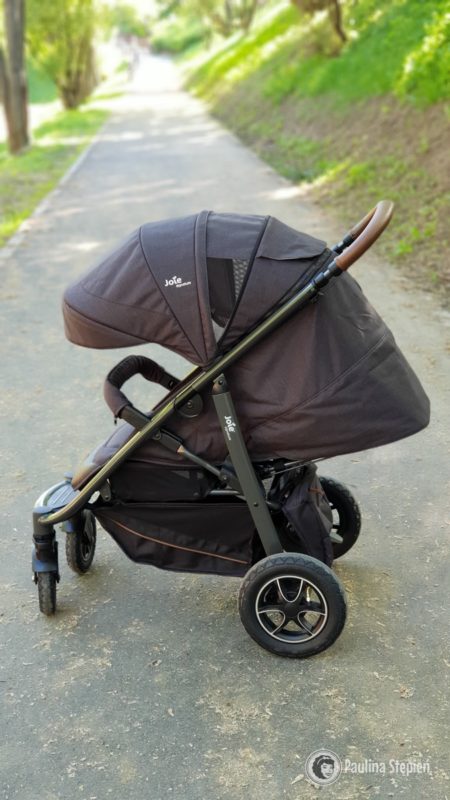 Budka powiększona, oparcie rozłożone, świetnie chroni dziecko w środku