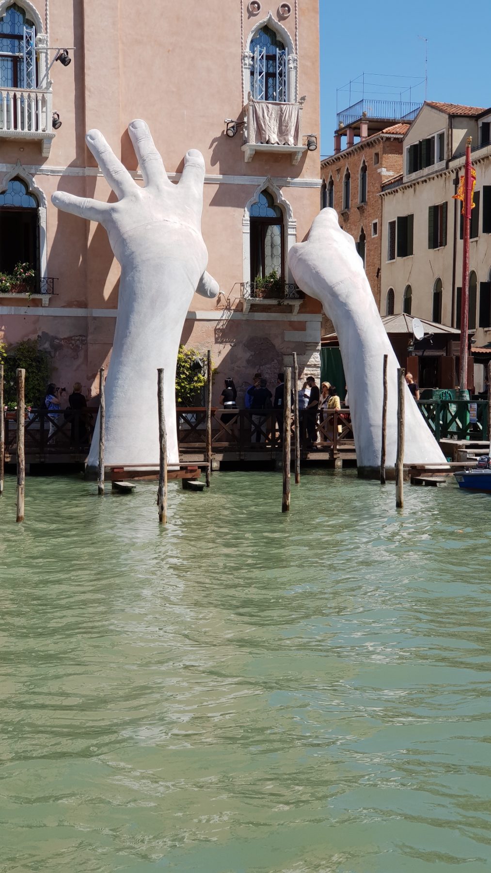 Ręce ratujące tonąca Wenecję