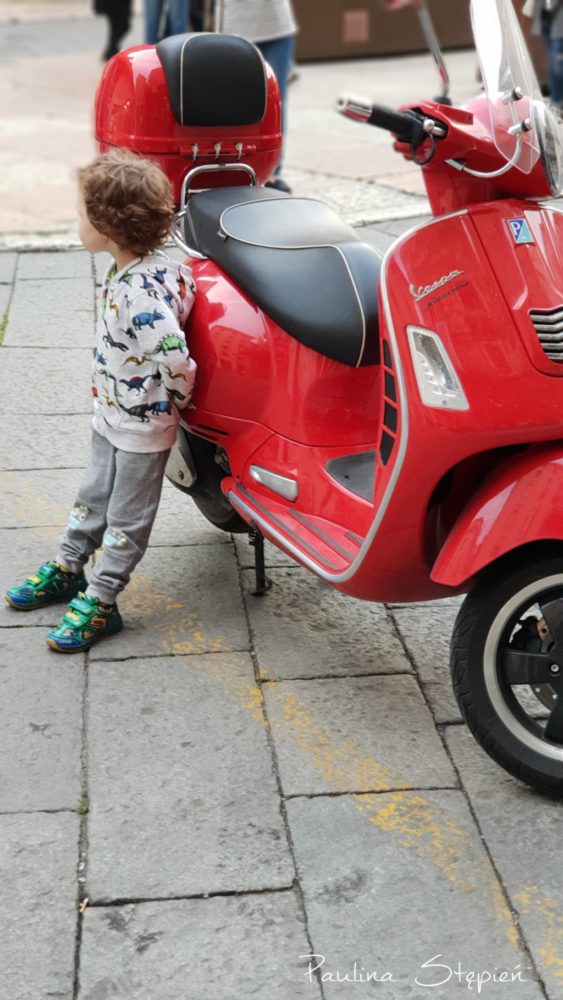 A może zdjęcie z Vespa
