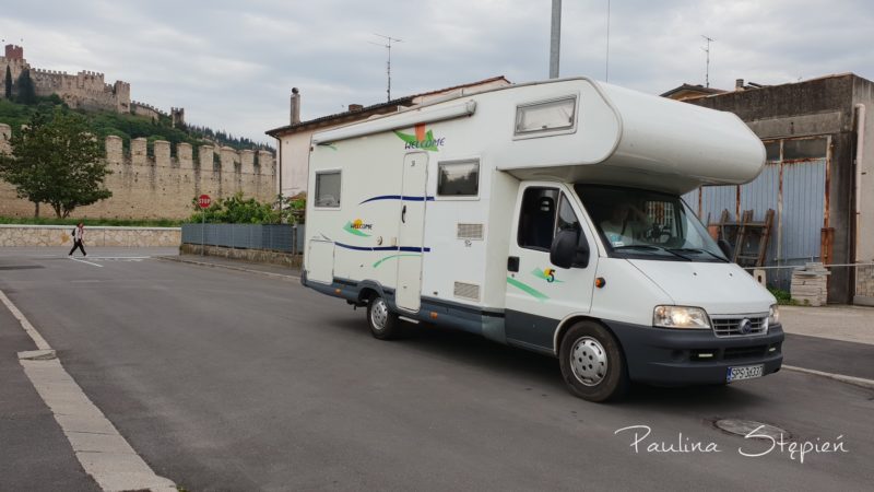 A tutaj w Soave, bardzo fajny postój był, czyli kamper pod zamkiem
