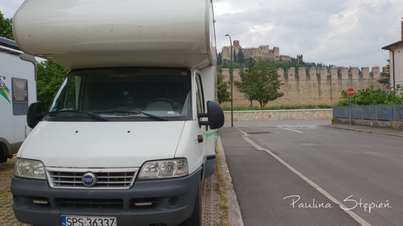 Parking z widokiem na zamek