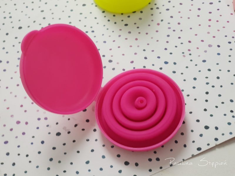 Zamykane pudełeczko ze składanym kubeczkiem Lily Cup compact