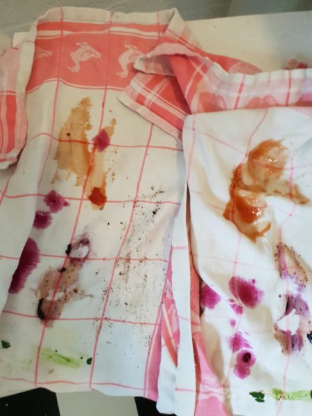 Moje pobrudzone szmatki kuchenne. Ketchup, jagódki, sok, trwa,a ziemia