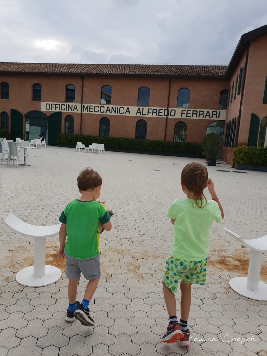 Przed muzeum Ferrari