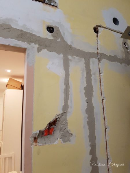 O tutaj będzie kuchnia, póki co już są kable :)