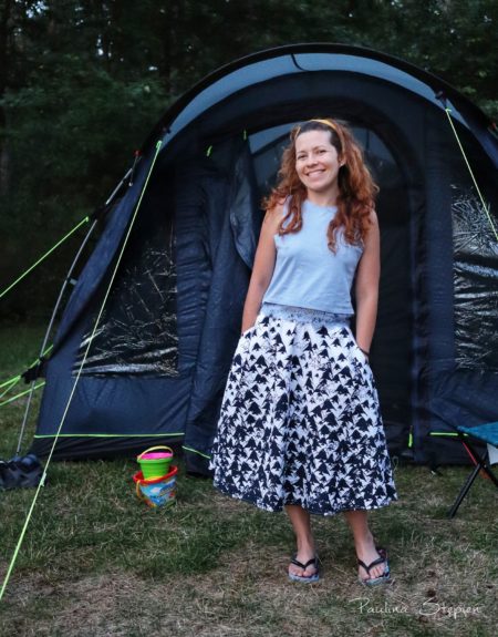 Sukienka w ryby pod namiotem